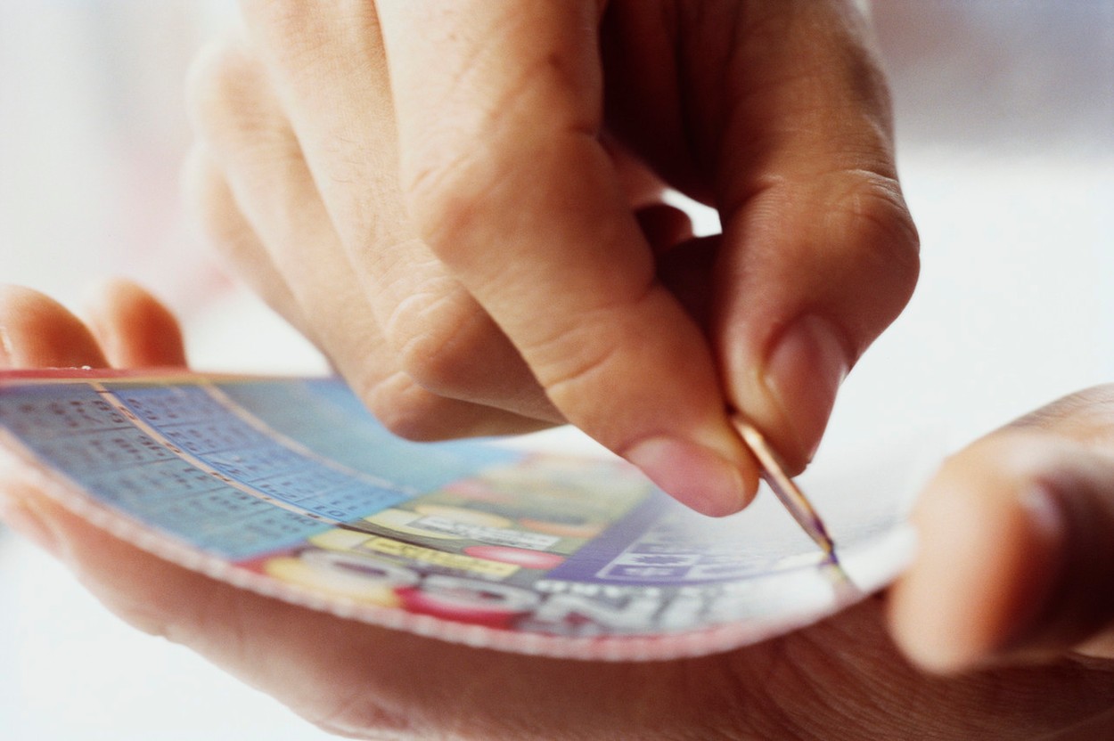 Diriges una empresa y planeas participar en un evento deportivo en un futuro cercano, pero no tienes idea de la solución ideal para destacarte entre tus numerosos competidores en el mercado? ¿Qué te parece experimentar con el boleto para rascar personalizado? Fácil de diseñar, práctico, poco voluminoso, esta herramienta que a primera vista se usa para divertirse, ha demostrado y sigue demostrando ser efectiva cuando se trata de fidelizar a la clientela. ¿Quieres saber más? ¡Lo descubrirás en las siguientes líneas! Diriges una empresa y planeas participar en un evento deportivo en un futuro cercano, pero no tienes idea de la solución ideal para destacarte entre tus numerosos competidores en el mercado? ¿Qué te parece experimentar con el boleto para rascar personalizado? Fácil de diseñar, práctico, poco voluminoso, esta herramienta que a primera vista se usa para divertirse, ha demostrado y sigue demostrando ser efectiva cuando se trata de fidelizar a la clientela. ¿Quieres saber más? ¡Lo descubrirás en las siguientes líneas!