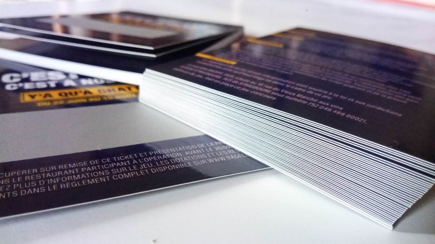 Hoy en día, muchas empresas que desean promocionar un producto a través de una campaña publicitaria son numerosas y buscan ser lo más innovadoras posible. De hecho, muchos consumidores están cansados de los anuncios tradicionales y se necesita una gran originalidad para captar su atención y hacer que se interesen en el producto o servicio que intentas promocionar. Lo que más atrae al público son los juegos. Divertidos y entretenidos, los juegos atraen a muchos consumidores que rápidamente se involucran y quieren intentar ganar un premio. En Francia, los boletos raspables son muy populares y generan ventas de más de quince millones de euros al año. De hecho, vistos como una forma divertida de ganar algo, estas pequeñas tarjetas personalizables atraen a muchas personas, de todos los niveles sociales. Entonces, ¿por qué no usar boletos raspables en tu próxima campaña publicitaria para despertar la curiosidad de posibles clientes y así ampliar tu clientela y fidelizar a la que ya tienes? Hoy en día, muchas empresas que desean promocionar un producto a través de una campaña publicitaria son numerosas y buscan ser lo más innovadoras posible. De hecho, muchos consumidores están cansados de los anuncios tradicionales y se necesita una gran originalidad para captar su atención y hacer que se interesen en el producto o servicio que intentas promocionar. Lo que más atrae al público son los juegos. Divertidos y entretenidos, los juegos atraen a muchos consumidores que rápidamente se involucran y quieren intentar ganar un premio. En Francia, los boletos raspables son muy populares y generan ventas de más de quince millones de euros al año. De hecho, vistos como una forma divertida de ganar algo, estas pequeñas tarjetas personalizables atraen a muchas personas, de todos los niveles sociales. Entonces, ¿por qué no usar boletos raspables en tu próxima campaña publicitaria para despertar la curiosidad de posibles clientes y así ampliar tu clientela y fidelizar a la que ya tienes?