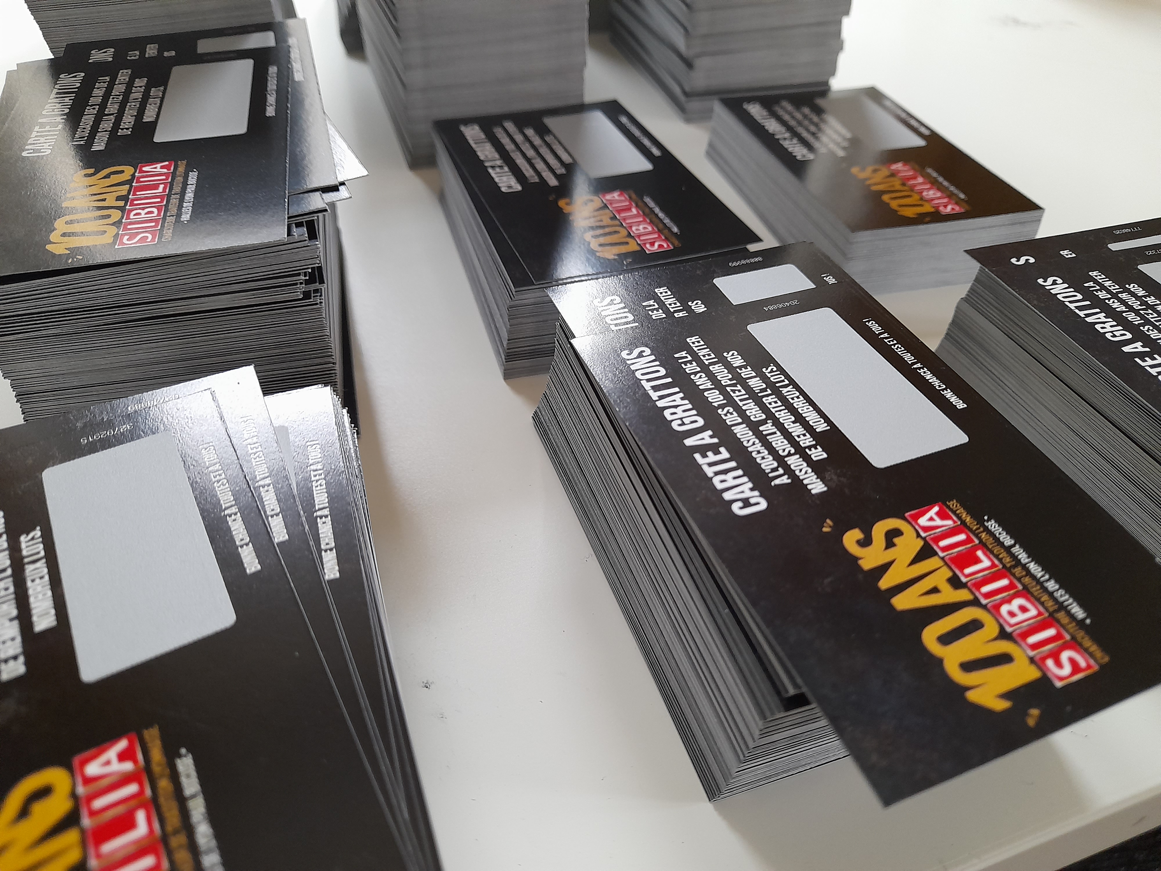 Fue en la década de 1980 cuando los juegos de rasca y gana llegaron a Francia, y desde entonces, el interés del público nunca ha disminuido. El éxito es tal que ahora los juegos de rasca y gana se integran en las estrategias de marketing de la mayorÃa de las empresas. Asà que cuando una empresa desea llevar a cabo una campaña promocional, las tarjetas rasca y gana pueden utilizarse tanto para atraer nuevos clientes como para retener a los existentes. ¿Por qué esta estrategia produce resultados tan relevantes? Fue en la década de 1980 cuando los juegos de rasca y gana llegaron a Francia, y desde entonces, el interés del público nunca ha disminuido. El éxito es tal que ahora los juegos de rasca y gana se integran en las estrategias de marketing de la mayorÃa de las empresas. Asà que cuando una empresa desea llevar a cabo una campaña promocional, las tarjetas rasca y gana pueden utilizarse tanto para atraer nuevos clientes como para retener a los existentes. ¿Por qué esta estrategia produce resultados tan relevantes?