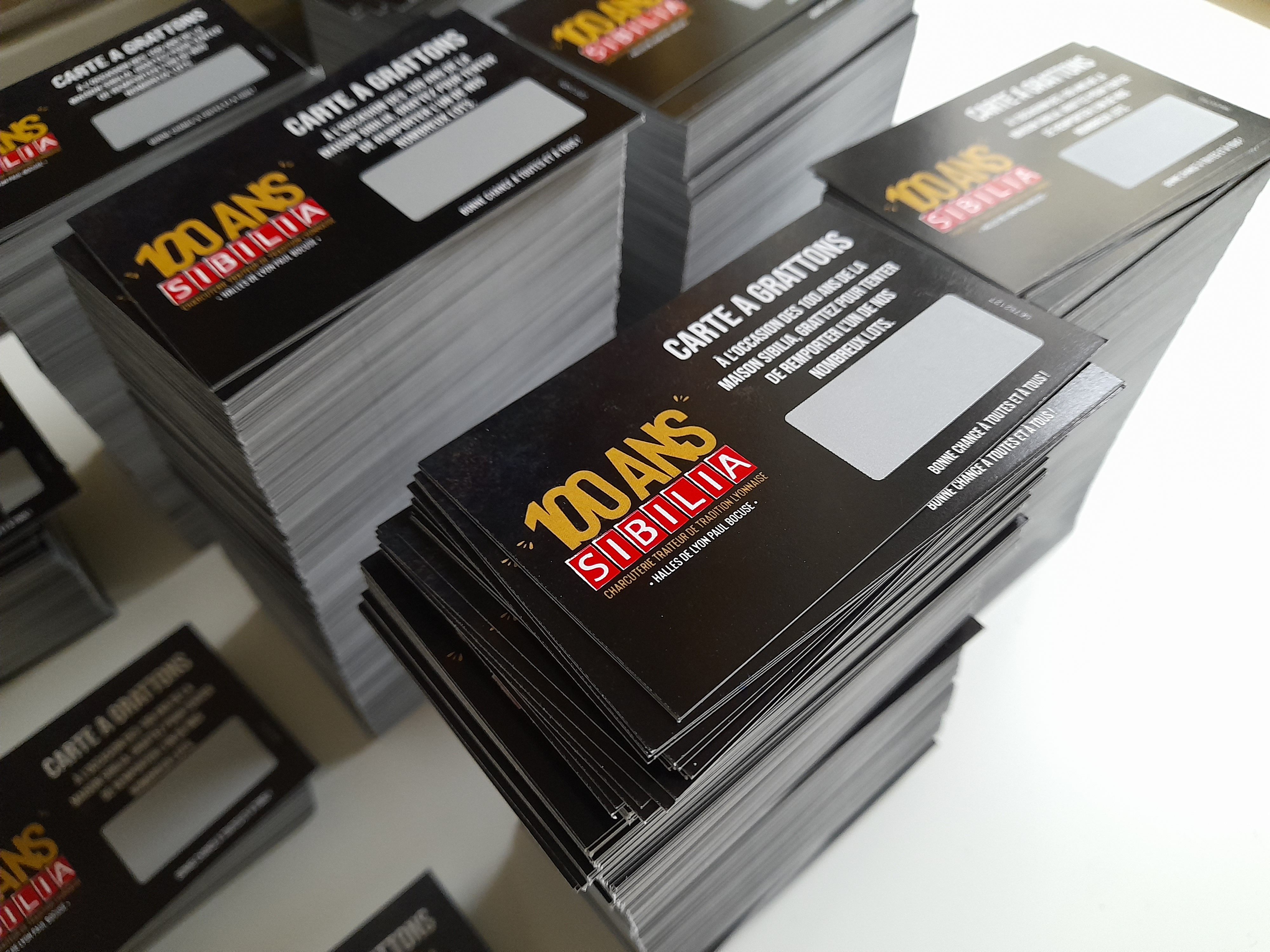 Fue en la década de 1980 cuando el boleto para rascar conoció un éxito que no ha disminuido desde entonces. Los años pasan y sigue siendo muy popular entre los franceses. Más allá del placer personal de ir a buscar su periódico, la tarjeta para rascar también se utiliza como medio de comunicación por las empresas, mientras que otras la destacan en diversas animaciones comerciales. Pero, ¿por qué funciona tan bien y cómo se puede usar de manera efectiva para su empresa? Fue en la década de 1980 cuando el boleto para rascar conoció un éxito que no ha disminuido desde entonces. Los años pasan y sigue siendo muy popular entre los franceses. Más allá del placer personal de ir a buscar su periódico, la tarjeta para rascar también se utiliza como medio de comunicación por las empresas, mientras que otras la destacan en diversas animaciones comerciales. Pero, ¿por qué funciona tan bien y cómo se puede usar de manera efectiva para su empresa?