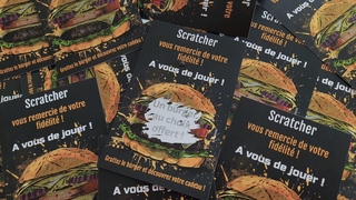 Nuestros diseños de boletos rasca y gana personalizables para restaurantes son perfectos para todo tipo de establecimientos de restauración, como pizzerías, cervecerías, cafeterías, bistros, restaurantes gourmet o incluso comida rápida. Ofrecemos diseños atractivos para menús, platos, bebidas e incluso postres. Con nuestros modelos listos para usar, puedes personalizar fácil y rápidamente tus boletos rasca y gana con los colores de tu marca, agregar tus datos, tu logotipo y elegir los premios ocultos a juego. ¡Diferénciate con boletos rasca y gana originales y profesionales para fidelizar a tu clientela y aumentar tus ingresos! Nuestros diseños de boletos rasca y gana personalizables para restaurantes son perfectos para todo tipo de establecimientos de restauración, como pizzerías, cervecerías, cafeterías, bistros, restaurantes gourmet o incluso comida rápida. Ofrecemos diseños atractivos para menús, platos, bebidas e incluso postres. Con nuestros modelos listos para usar, puedes personalizar fácil y rápidamente tus boletos rasca y gana con los colores de tu marca, agregar tus datos, tu logotipo y elegir los premios ocultos a juego. ¡Diferénciate con boletos rasca y gana originales y profesionales para fidelizar a tu clientela y aumentar tus ingresos!