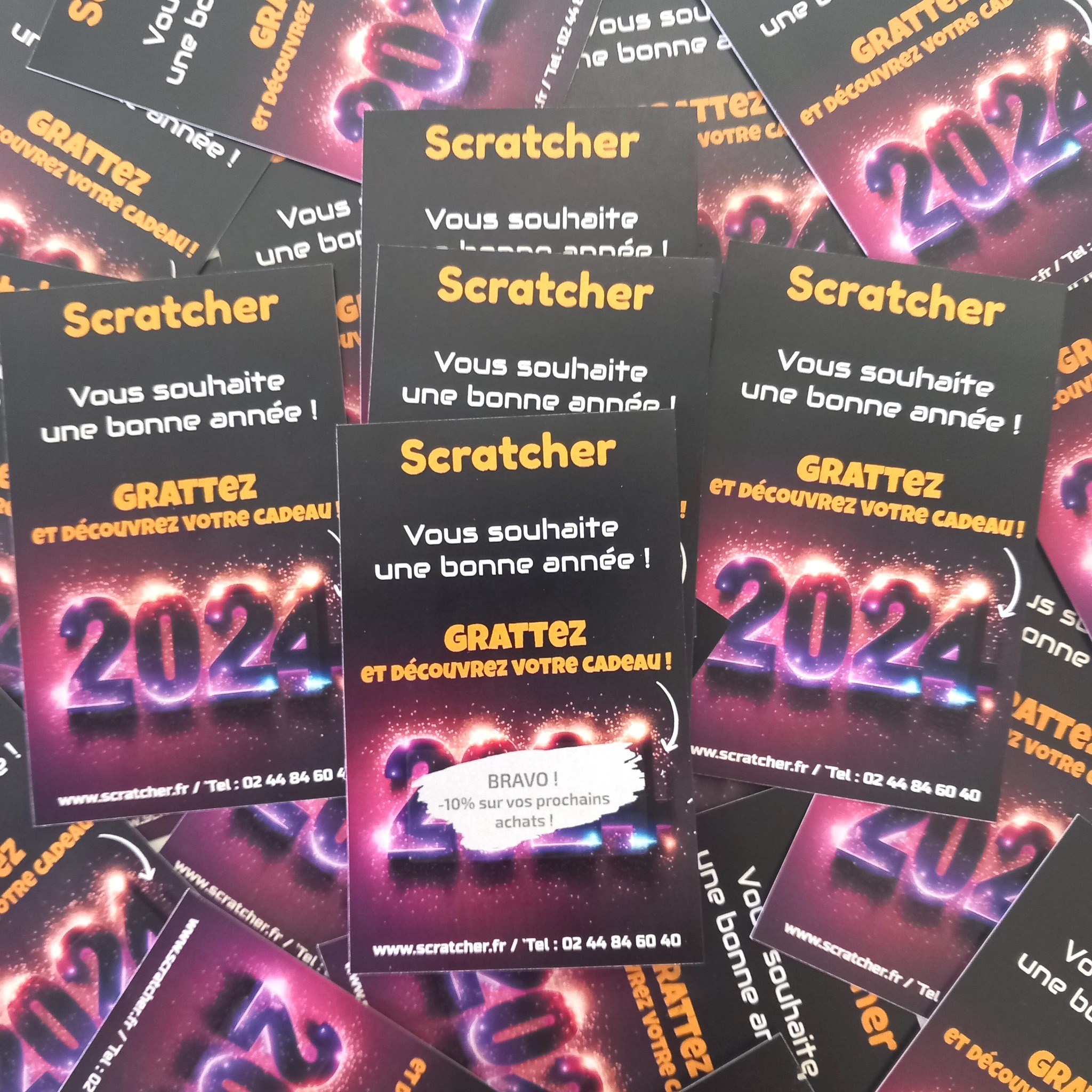 Para que una empresa tenga días felices, nada mejor que una clientela fiel. Son los mejores embajadores que una sociedad puede tener. Por lo tanto, es necesario encontrar constantemente nuevas formas de despertar su interés, pero también de conservarlo. Para ello, existen multitud de opciones a considerar. Es evidente que entre los métodos de recompensa, los rasca y gana se destacan de manera única. Estos pequeños boletos son lúdicos y ofrecen una experiencia atractiva y emocionante, al tiempo que permiten a los clientes descubrir ofertas especiales, descuentos exclusivos y mucho más. Entonces, ¿cómo se pueden utilizar estas herramientas para recompensar a los clientes de manera innovadora y efectiva? Para que una empresa tenga días felices, nada mejor que una clientela fiel. Son los mejores embajadores que una sociedad puede tener. Por lo tanto, es necesario encontrar constantemente nuevas formas de despertar su interés, pero también de conservarlo. Para ello, existen multitud de opciones a considerar. Es evidente que entre los métodos de recompensa, los rasca y gana se destacan de manera única. Estos pequeños boletos son lúdicos y ofrecen una experiencia atractiva y emocionante, al tiempo que permiten a los clientes descubrir ofertas especiales, descuentos exclusivos y mucho más. Entonces, ¿cómo se pueden utilizar estas herramientas para recompensar a los clientes de manera innovadora y efectiva?